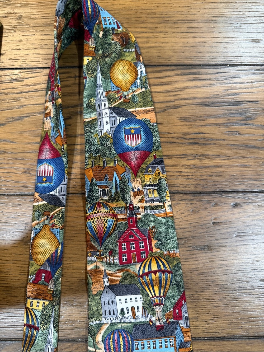 Van Heusen America Scenic Hot Air Balloon Silk Tie in Red, Blue, Yellow, Green - Picture 3 of 11